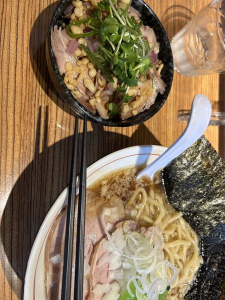 「背脂煮干そば  醤油 800円＋ランチ肉めし  300ランチ」@niboの写真