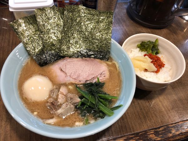 「ラーメン(並)＋小ライス＋味玉＋こま切れチャーシュー」@ラーメンチョップの写真