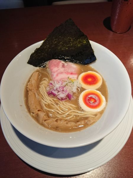 「濃厚煮干し蕎麦(味玉入り) 950円」@酒肴場 屯の写真