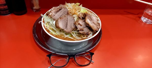 「小ラーメン豚入り(野菜マシ、にんにく少し、あぶらマシマシ」@ラーメンタロー 蒲田の陣の写真