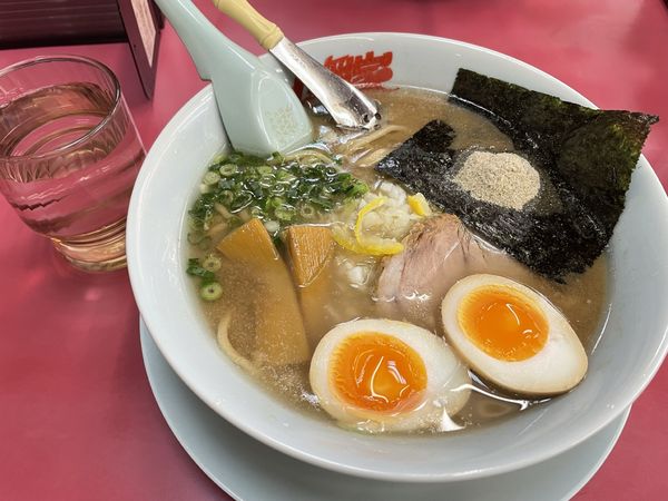 「限定 煮干し豚骨ラーメン＋味玉」@ラーメン山岡家 小山田間店の写真