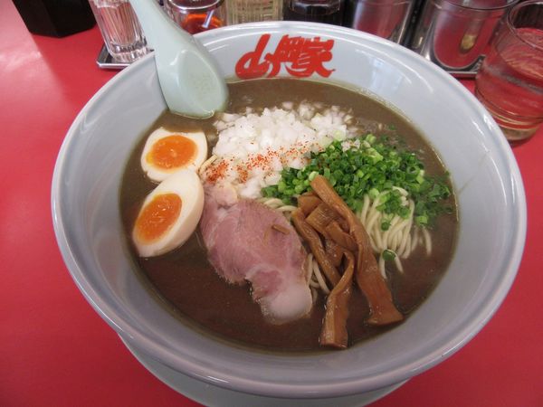 「限定　鬼煮干しラーメン中盛（１０１０円）＋JAF特典味玉」@ラーメン山岡家 阿見店の写真