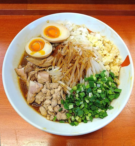 「(限定) BLACK DEVIL 900円＋味玉 100円」@らーめん・油そば 笑びすの写真