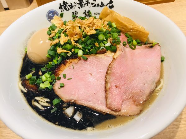 「【期間限定】たっぷりネギ濃厚煮干しらぁめんマー油仕立て」@焼あご煮干しらぁめん 碧猫の写真