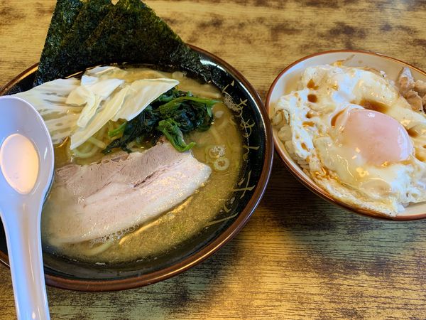 「豚骨醤油　目玉焼きご飯」@らあめん 寸八 総本店の写真
