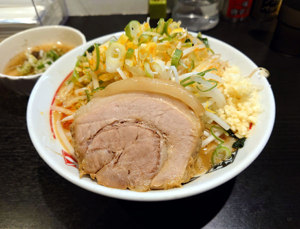 「ミニらーめん(豚入り)+レン草+肉カス脂」@ちばから 蒲田店の写真