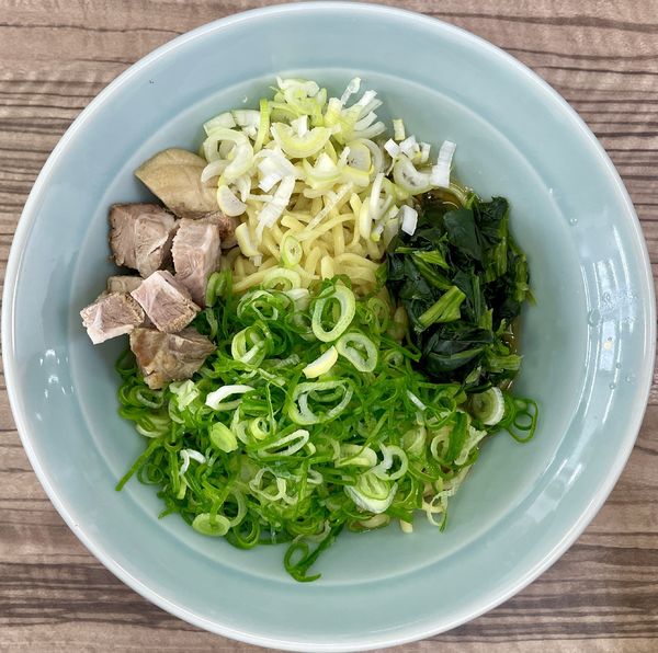 「油そば 中盛 ＋ 九条ねぎ ＋ サービスライス」@横浜ラーメン 武蔵家 武蔵境店の写真