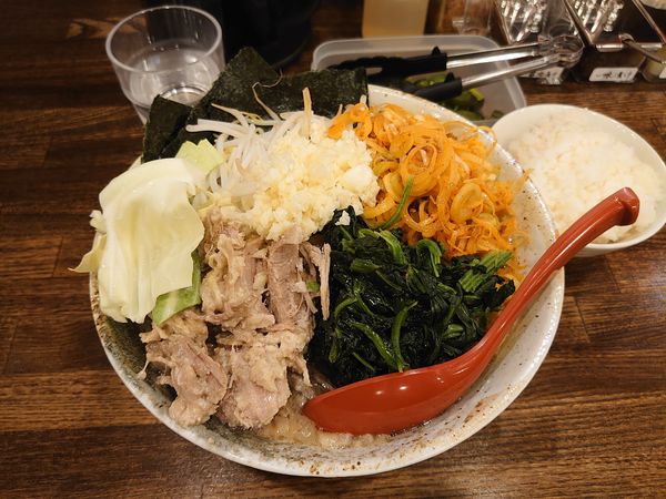 「ラーメン大盛+ほうれん草+辛ネギ」@豚骨醤油ラーメン 睦び家の写真