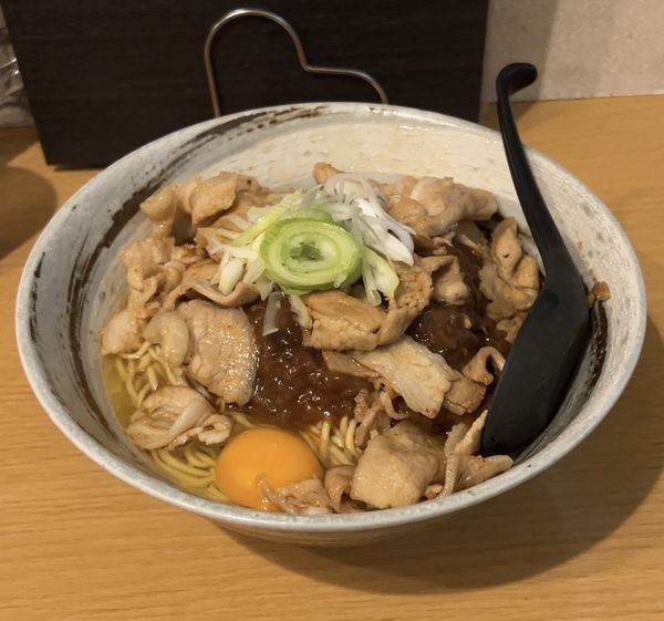 「豚玉カレーの油そば」@ラーメン大地の写真