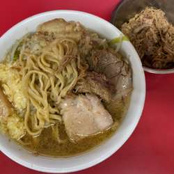 麺半分　豚2枚　ニンニクアブラ　豚ほぐし