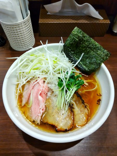 「淡麗煮干醤油そばレア＋炙り焼豚、白髪ネギ、和え玉」@自家製麺 まかないへきるの写真