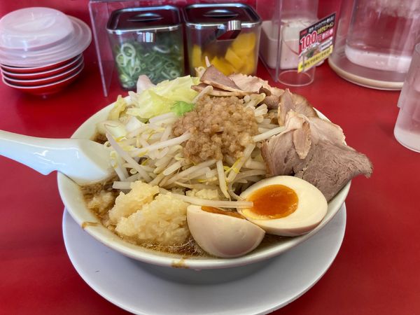 「にんにく背脂醤油ラーメン+味玉」@ラーメン魁力屋 霧が丘店の写真