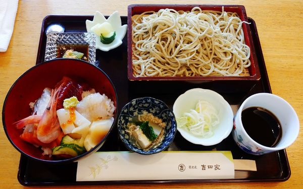 「海鮮ちらし丼セット（1,500円）＋大盛り（200円）」@蕎麦処 大井三ツ又 吉田家の写真
