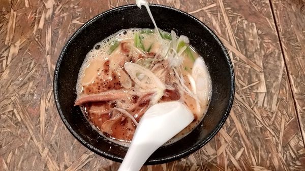 「こだわり鶏白湯らーめん醤油（ハーフサイズ）450円」@やきとりスタンダード 中野北口店の写真