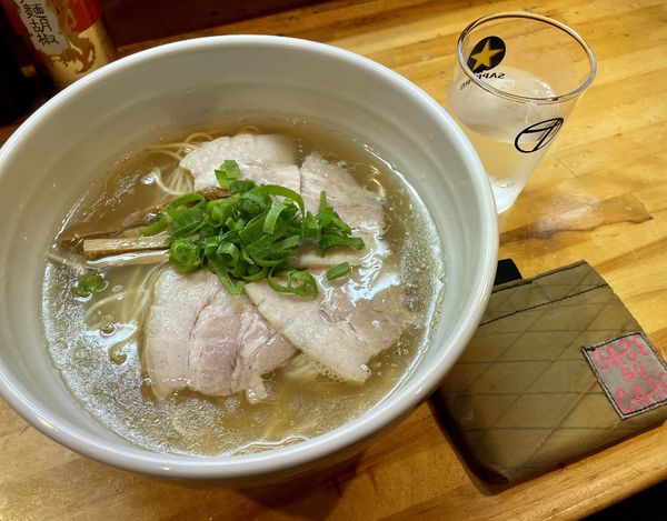 「いりこ出汁の塩ラーメン＋和え玉（牡蠣バター）」@なるめんの写真