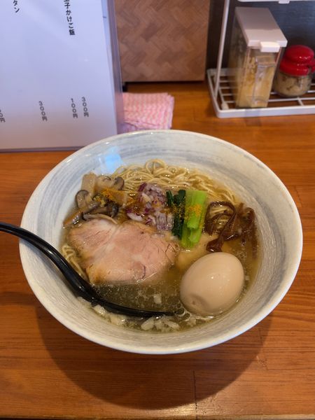 「塩らぁ麺+煮玉子」@唯一無二のらぁ麺専門店 イ袋ワシづかみの写真