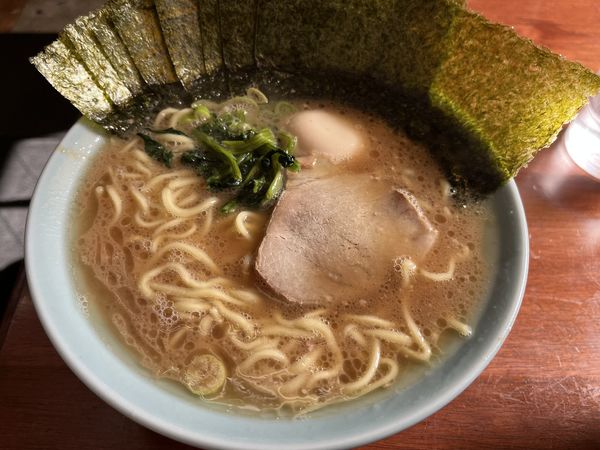 「らーめん濃いめ　のり味付玉子　大ライス」@本牧家 本店の写真