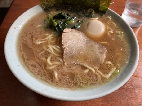 「らーめん濃いめやわらかめ味付玉子　大ライス」@本牧家 本店の写真