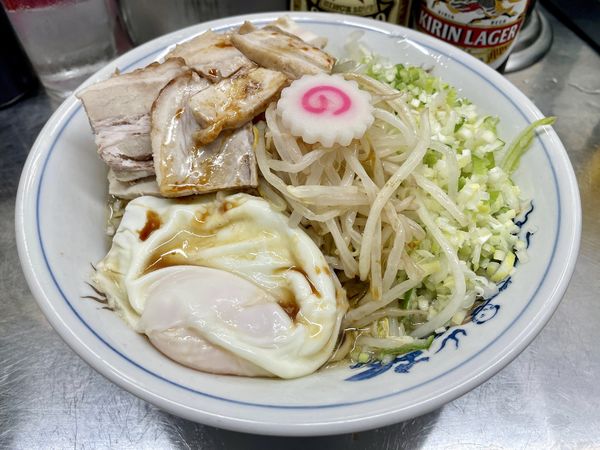 「サッポロ赤星＆キリンラガー＋メンマ皿→チャシュー油そば細葱卵」@中華そば みたかの写真