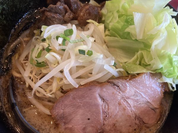「黒ラーメン+ニンニクハラミ+キャベツ」@jun-pey ra-men 成瀬本店の写真