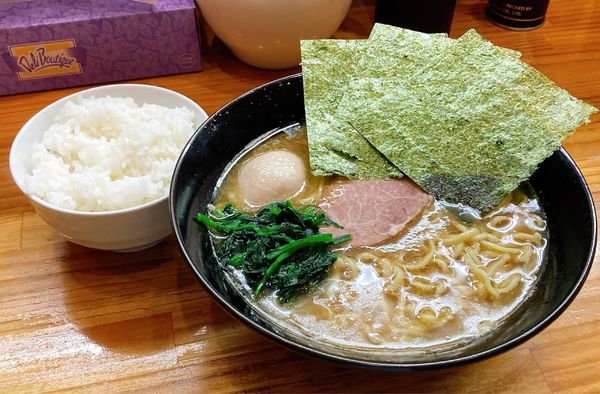 「ラーメン玉子入り「油多め」＋ライス」@巓の写真