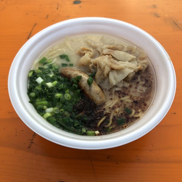 「【麺屋剛】鹿児島豚骨ラーメン～剛麺チャーセージ黒豚しゃぶスペ」@東京ラーメンフェスタ2022 supported by Rakutenの写真