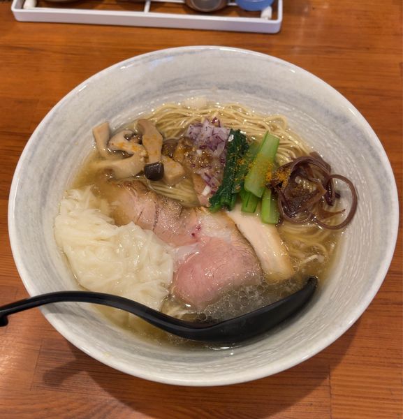 「塩らぁ麺+ちゅるちゅる皮ワンタン（1000円）」@唯一無二のらぁ麺専門店 イ袋ワシづかみの写真