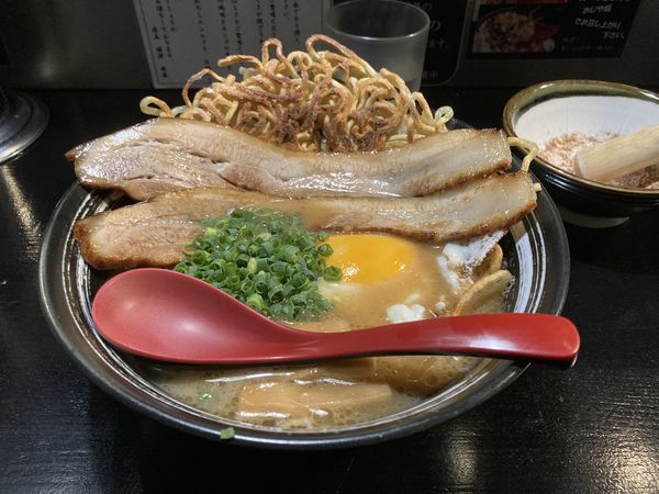 「目玉焼麺＋チャーシュー（大盛り）」@焼麺 劔の写真