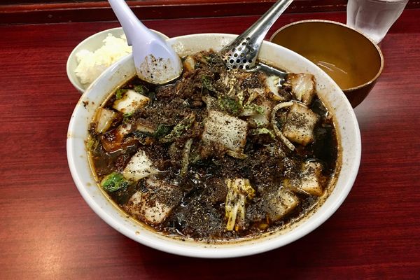 「【限定】すず喜ブラック＋専用小ライス＋生卵」@鶏こく中華 すず喜の写真