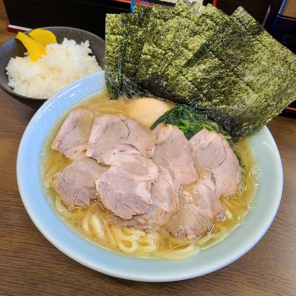 「ラーメン並 チャーシュー+3枚 のり+5枚 味玉 ライス」@寿々㐂家の写真