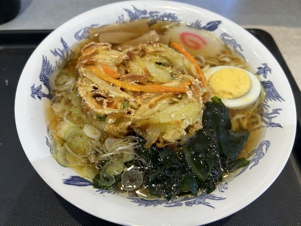 「醤油ラーメン470円＋天ぷら（かき揚げ）130円」@名代 富士そば 志木店の写真