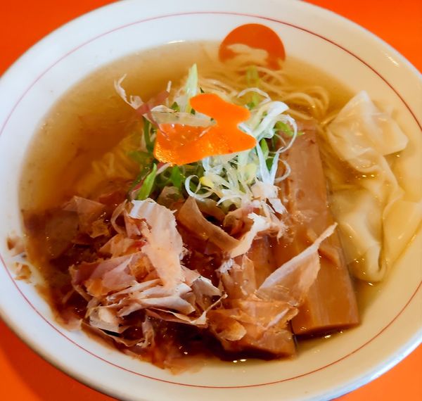 「追い鰹チャーシューワンタン麺750円　細麺」@中華そば うさぎの写真
