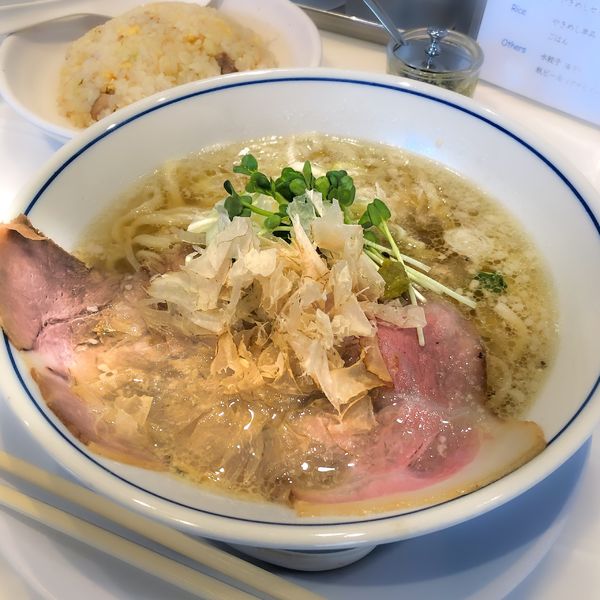 「塩らーめん」@らーめん鱗 茨木店の写真