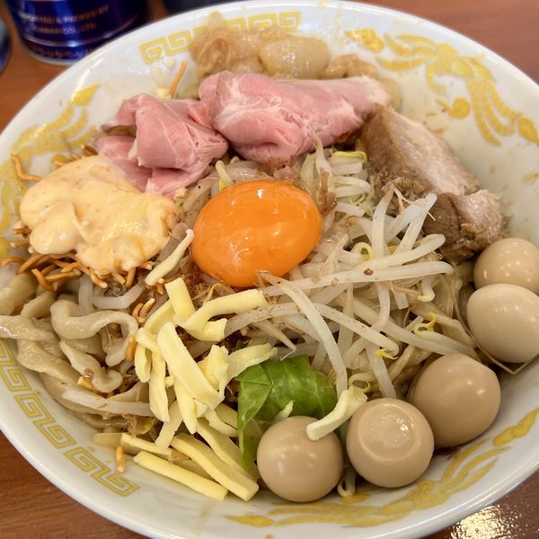 「まぜそば大:ニンニクアブラエビマヨチーズローストポークうずら」@それいけ！たかちゃんラーメンの写真