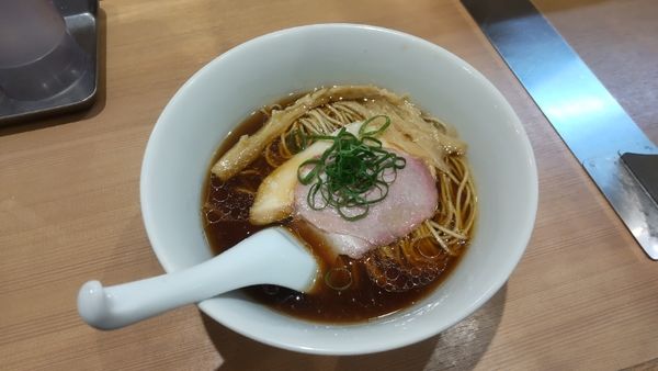 「醤油らぁ麺」@らぁ麺 はやし田 赤羽店の写真