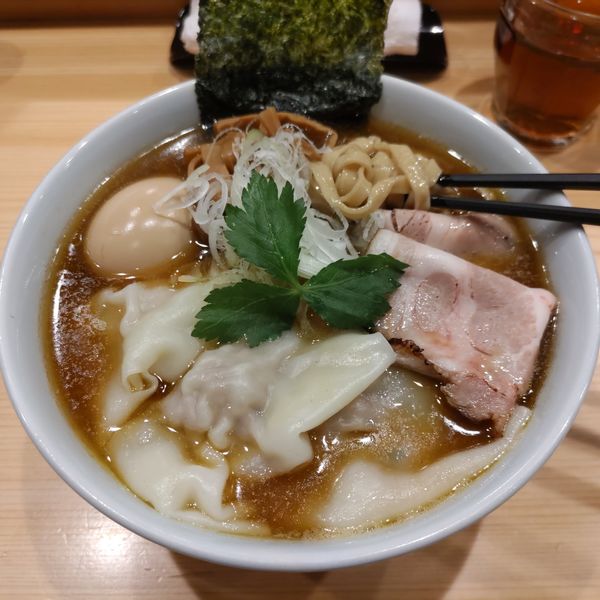 「特製中華そば(大盛)手もみ平打ち麺」@自家製麺 ロビンソンの写真