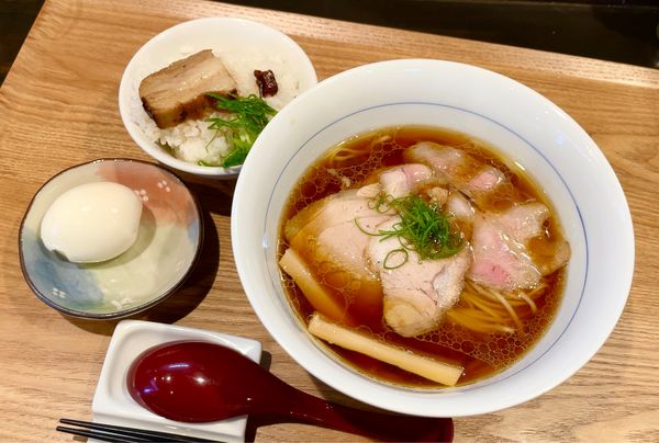 「７周年限定醤油らぁ麺 with味玉 & 角煮めし小」@煮干し中華そば 昌まさの写真