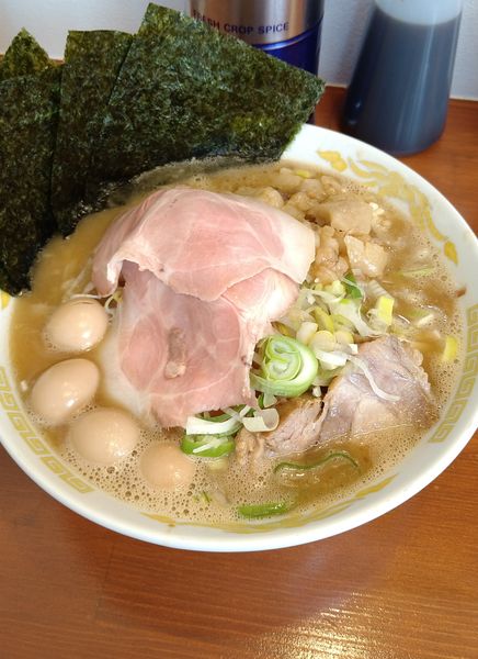 「ラーメン(中)+うずら､のり､ローストポーク」@それいけ！たかちゃんラーメンの写真