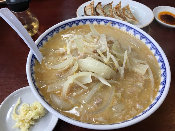 「みそラーメン+餃子+すりニンニク」@食堂ミサ はまや店の写真