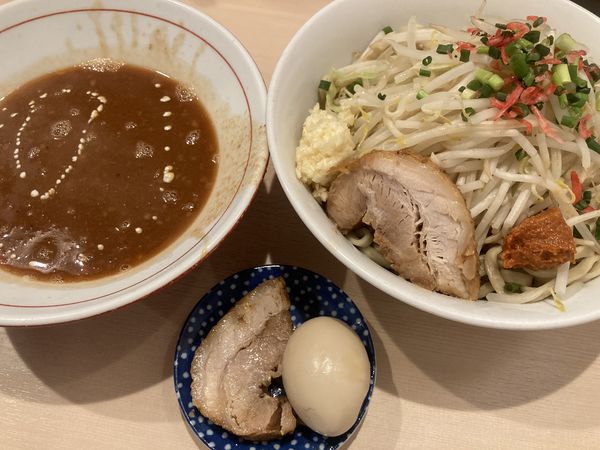 「濃厚海老つけ麺+ヤサイ少な目+ニンニク+海老辛味噌+豚玉」@鷹の目 蒲田店の写真