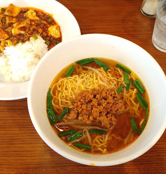 「台湾ラーメン＋麻婆飯のセット 880円」@中国料理 千琇の写真