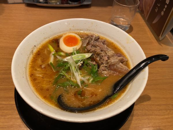 「牛すじらーめん 990円」@麺処直久 新橋店の写真