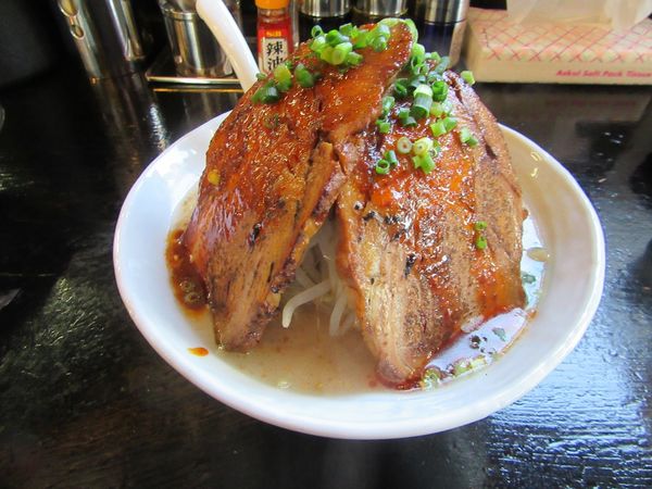 「赤いガッツリ濃厚豚骨塩ラーメン（９５０円）＋中盛１００円」@ラーメン 一遊の写真