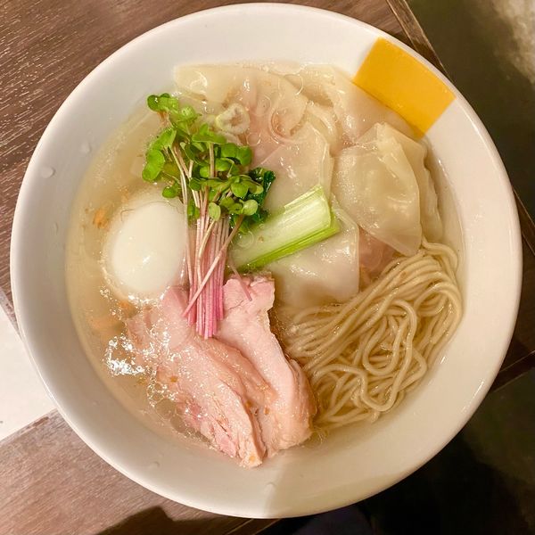「塩生姜らー麺 ワンタン入り ¥1100円（味玉サービスCP）」@塩生姜らー麺専門店MANNISHの写真