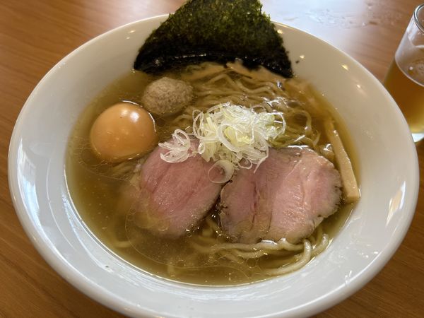 「塩らーめん900円+燻製たまご100円+炭チャん100円 他」@しののめヌードルの写真