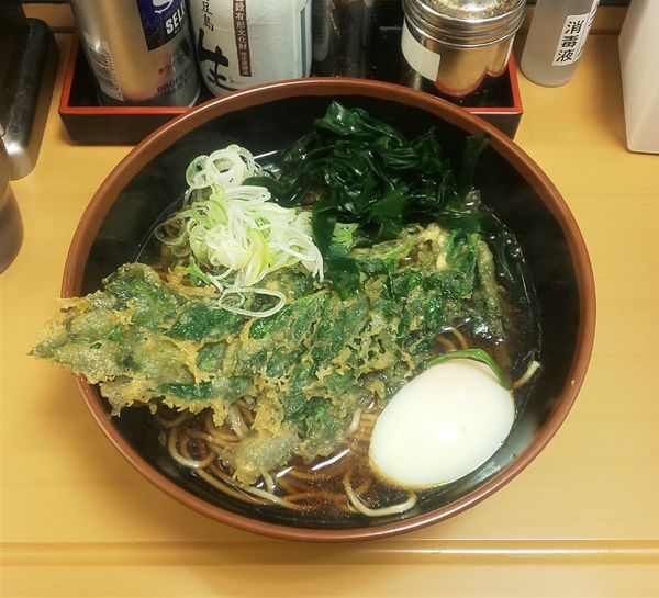 「【期間限定】明日葉天そば+温玉」@名代 富士そば 秋葉原店の写真