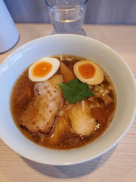 「しょうゆらーめん　味玉（クーポン）」@らーめん藁の写真