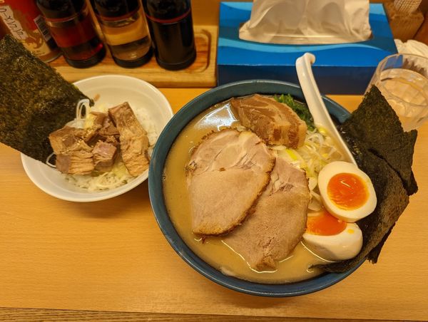 「特製ラーメン・角煮めし」@無邪気 自由が丘南口店の写真