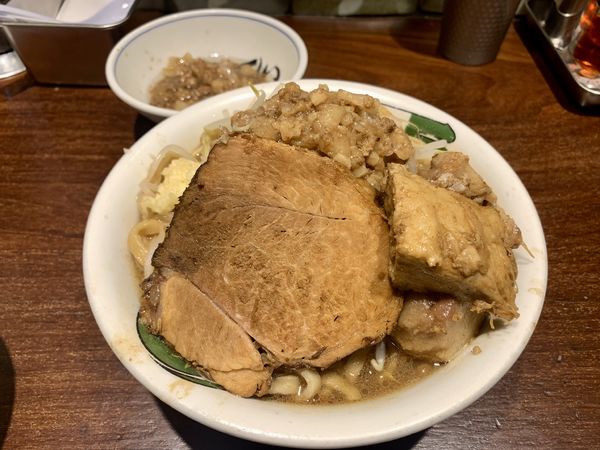 「雷そば(中)＋トロ豚＋あぶら」@ラーメン 雷 東京本丸店の写真