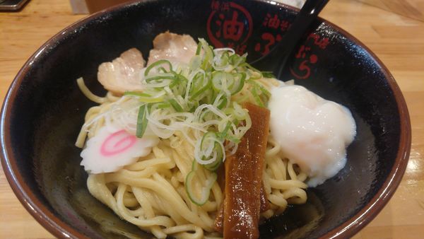 「温玉油そば」@油そば専門店 ぶらぶら 藤沢店の写真